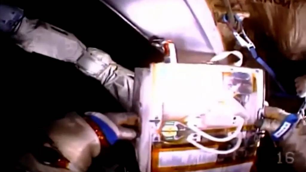 Космонавт Артемьев досрочно вернулся на МКС из-за проблем с энергообеспечением скафандра