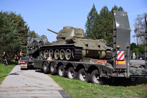 "Опомнитесь!": Жители Нарвы болезненно отнеслись к сносу памятника танку Т-34