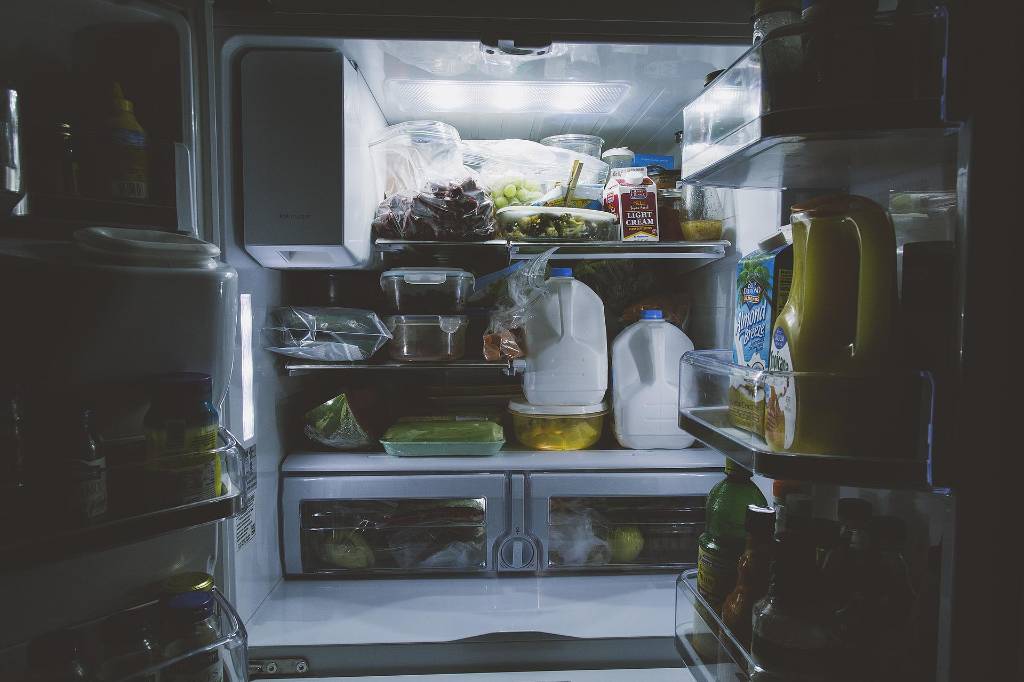 Диетолог назвала продукты, которые опасно хранить в холодильнике
