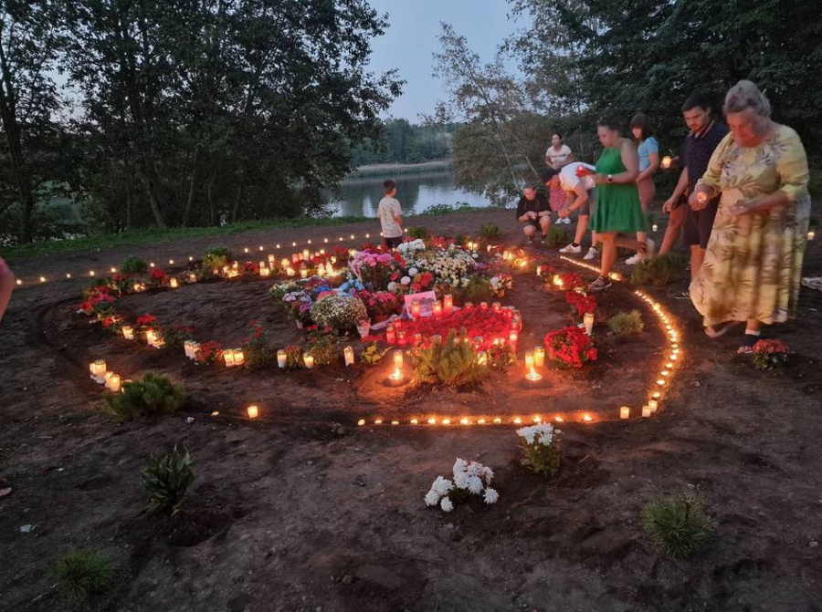 Жители Нарвы принесли цветы на место демонтажа памятника Т-34. Фото © Twitter / Nepareizais