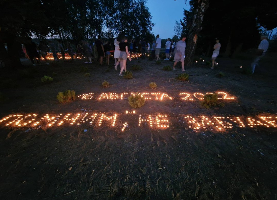 Надпись из свечей "Помним, не забудем". Фото © Twitter / Nepareizais