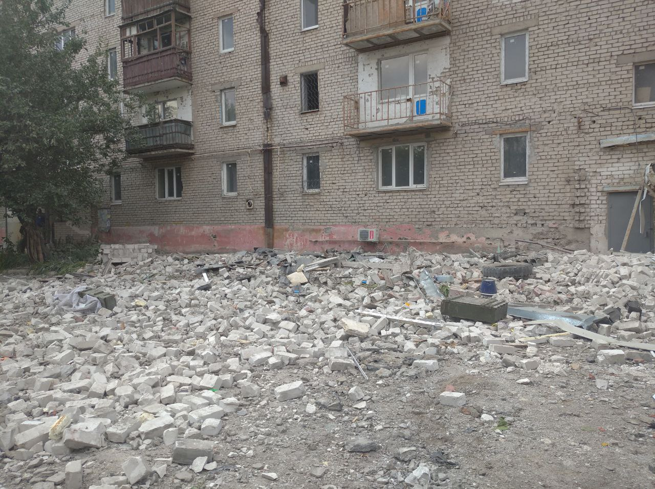 Последствия удара ВСУ по жилому дому в Первомайске. Фото © Telegram-канал мэра Сергея Колягина
