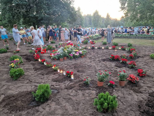 Жители Нарвы принесли цветы на место демонтированного памятника Т-34