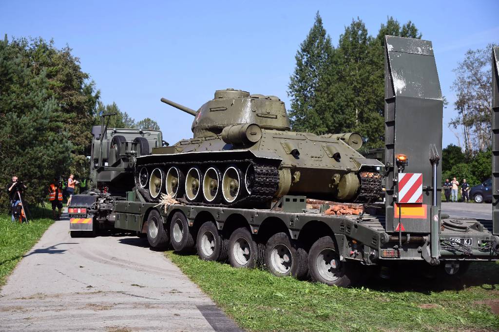 Россия направила в МИД Эстонии ноту протеста из-за демонтажа памятника Т-34
