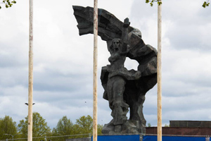 В Латвии снесли памятник Ленину и стелу в честь освобождения Риги