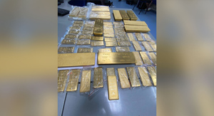 Золотые слитки, которые пытались перевезти в ОАЭ контрабандисты. Фото © Telegram / ФТС России | ProТаможню