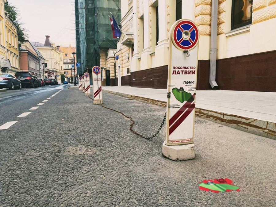 Наклейки с изображением противопехотной мины "Лепесток", которые появились у посольств западных стран в Москве. Фото © Telegram / СОЛОВЬЁВ