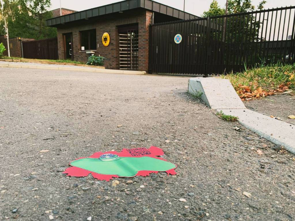 У посольств западных стран в Москве разбросали наклейки с изображением мины Лепесток