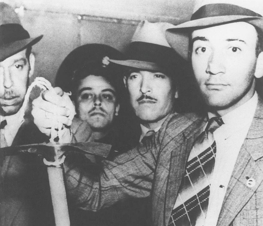 Мексиканские детективы представляют оружие, которым пользовался советский агент Рамон Меркадер. Фото © Getty Images / Archiv Gerstenberg / Ullstein Bild
