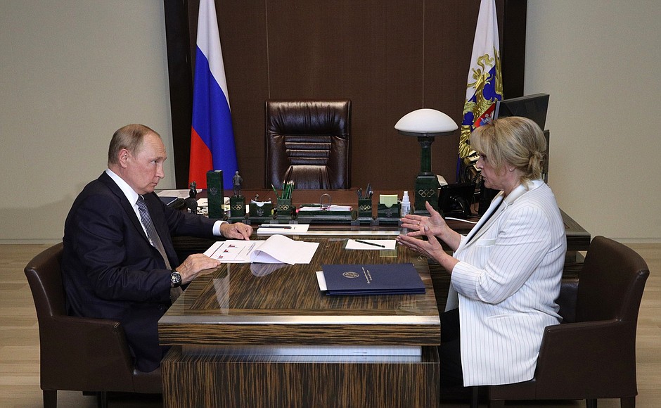Путин обсудил с Памфиловой подготовку к предстоящей выборной кампании