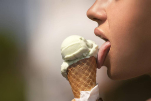 Отоларинголог опроверг миф о вреде мороженого при ангине