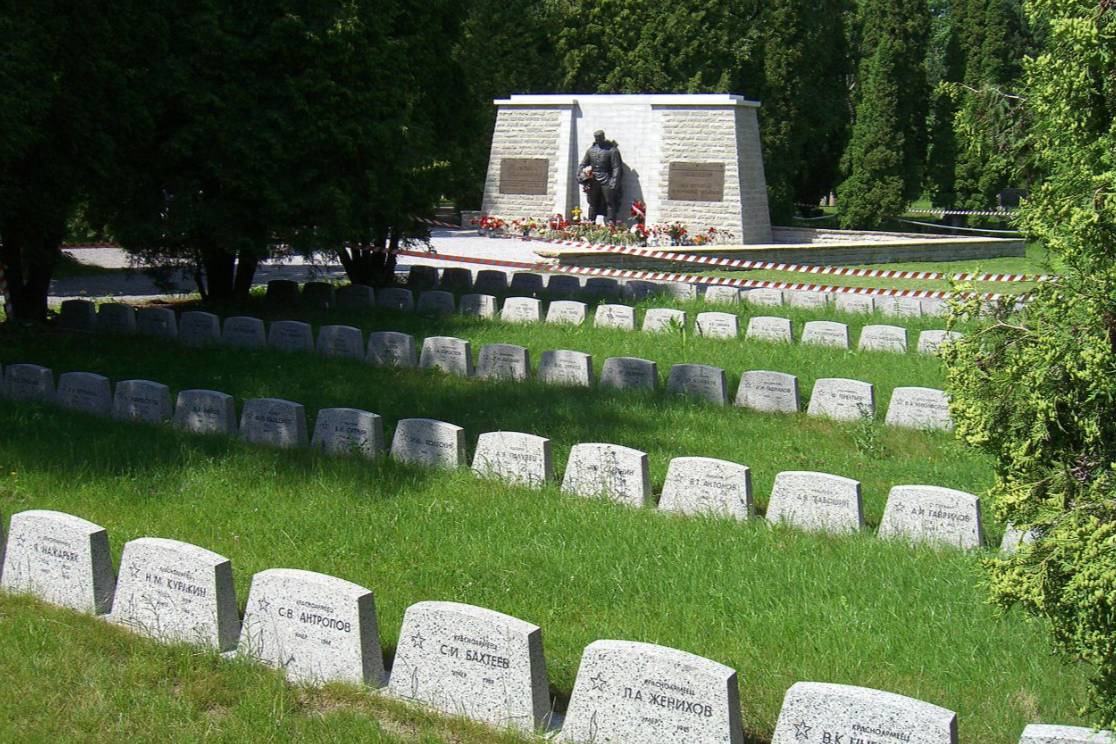 В Эстонии хотят перезахоронить останки советских солдат из 22 могил