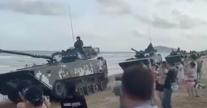 Танки на пляже: Китайская бронетехника готовится "встречать" Пелоси на побережье Тайваньского пролива