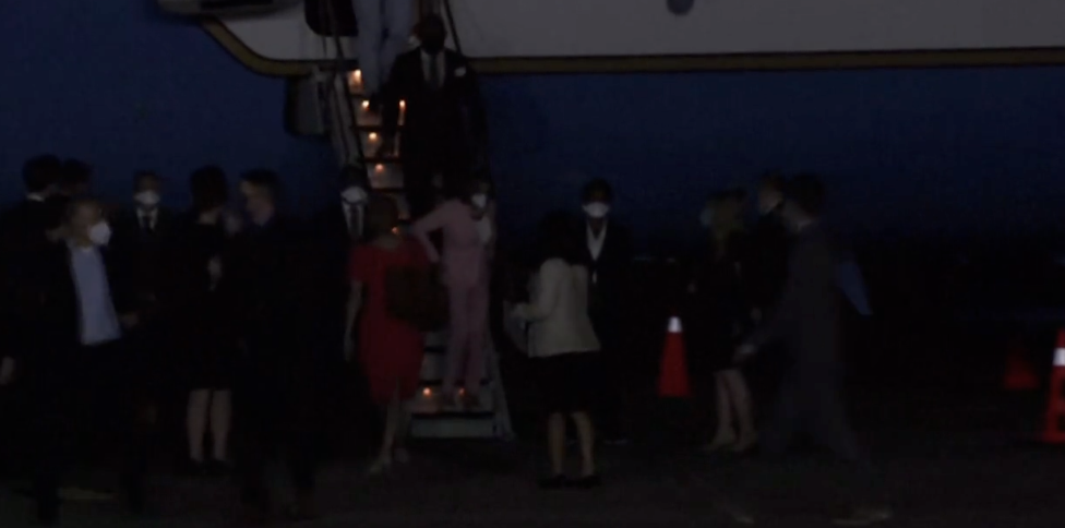 Нэнси Пелоси выходит из самолёта в аэропорту Тайбэя. Кадр трансляции © Twitter / Reuters