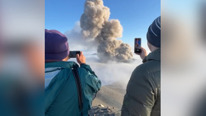 "Японский бог!": На Курилах туристы забрались на вулкан — и тут началось извержение