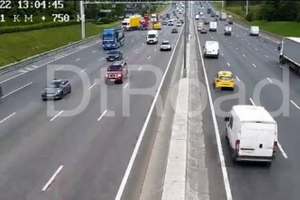 Момент столкновения бензовоза и грузовика на МКАД попал на видео
