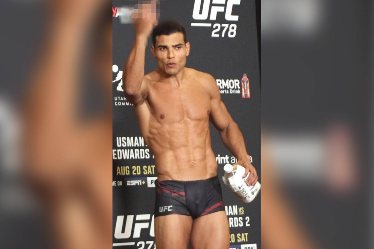 Бразильский боец UFC показал неприличный жест антидопинговому агентству США