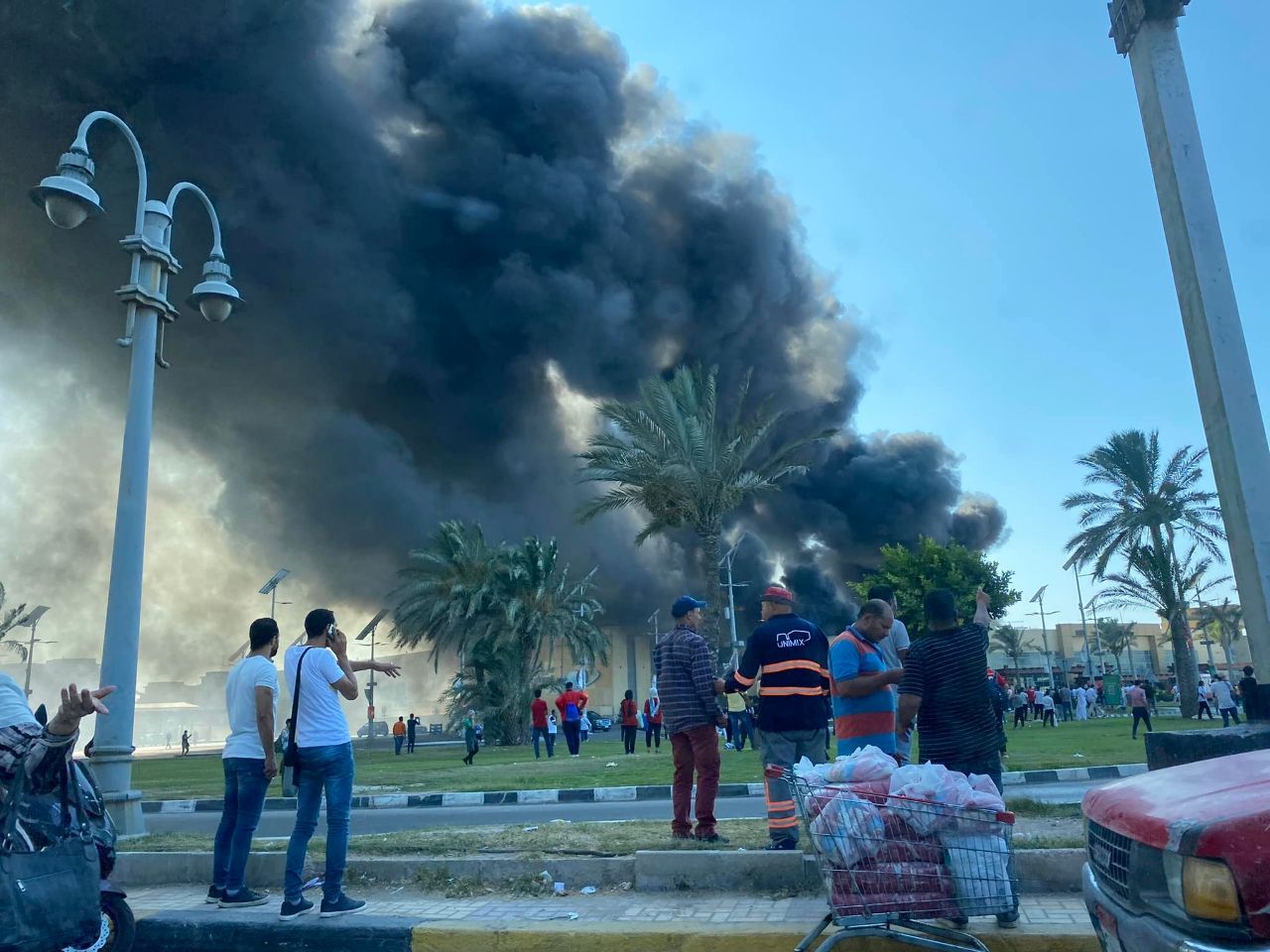 В египетской Александрии загорелся торговый центр с посетителями