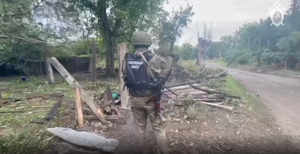 Следователи осматривают частный сектор в Донецке после обстрела со стороны ВСУ