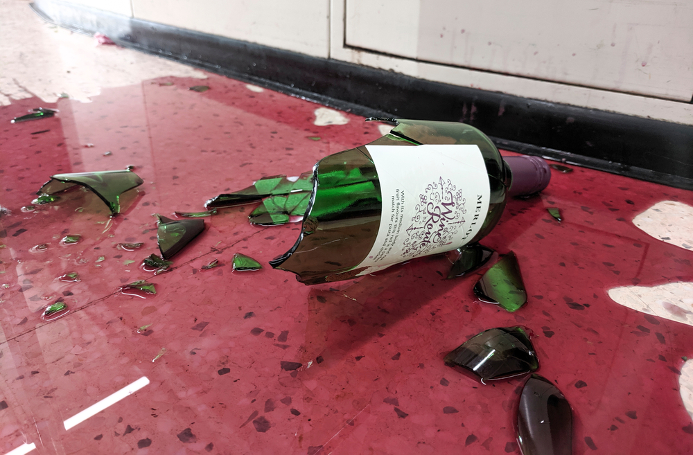 Разбитое вино. Разбитая бутылка в магазине.