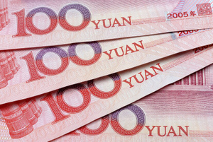 Россиянам посоветовали менять доллары на юани