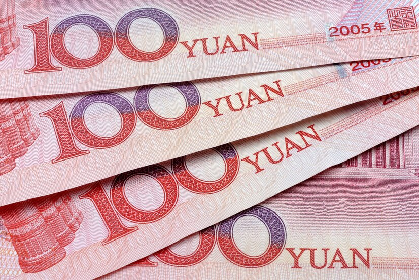 Россиянам посоветовали менять доллары на юани