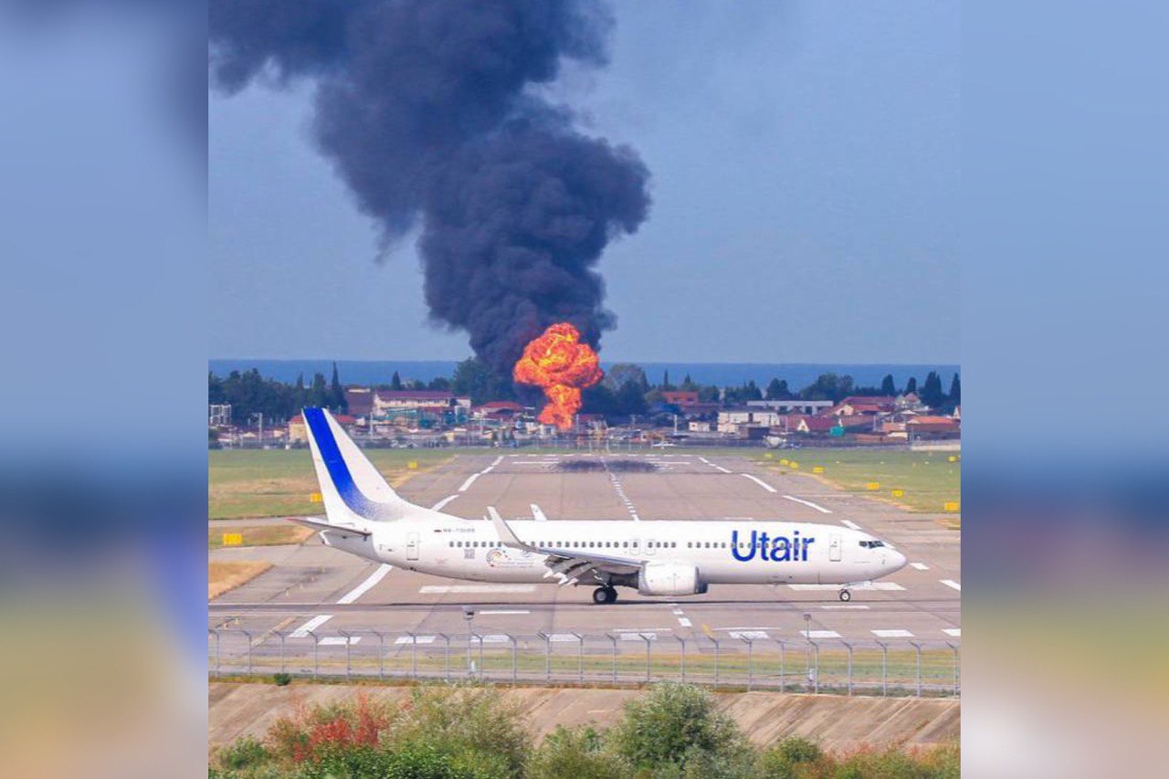 Появилось видео эпичного пожара рядом с аэропортом Сочи