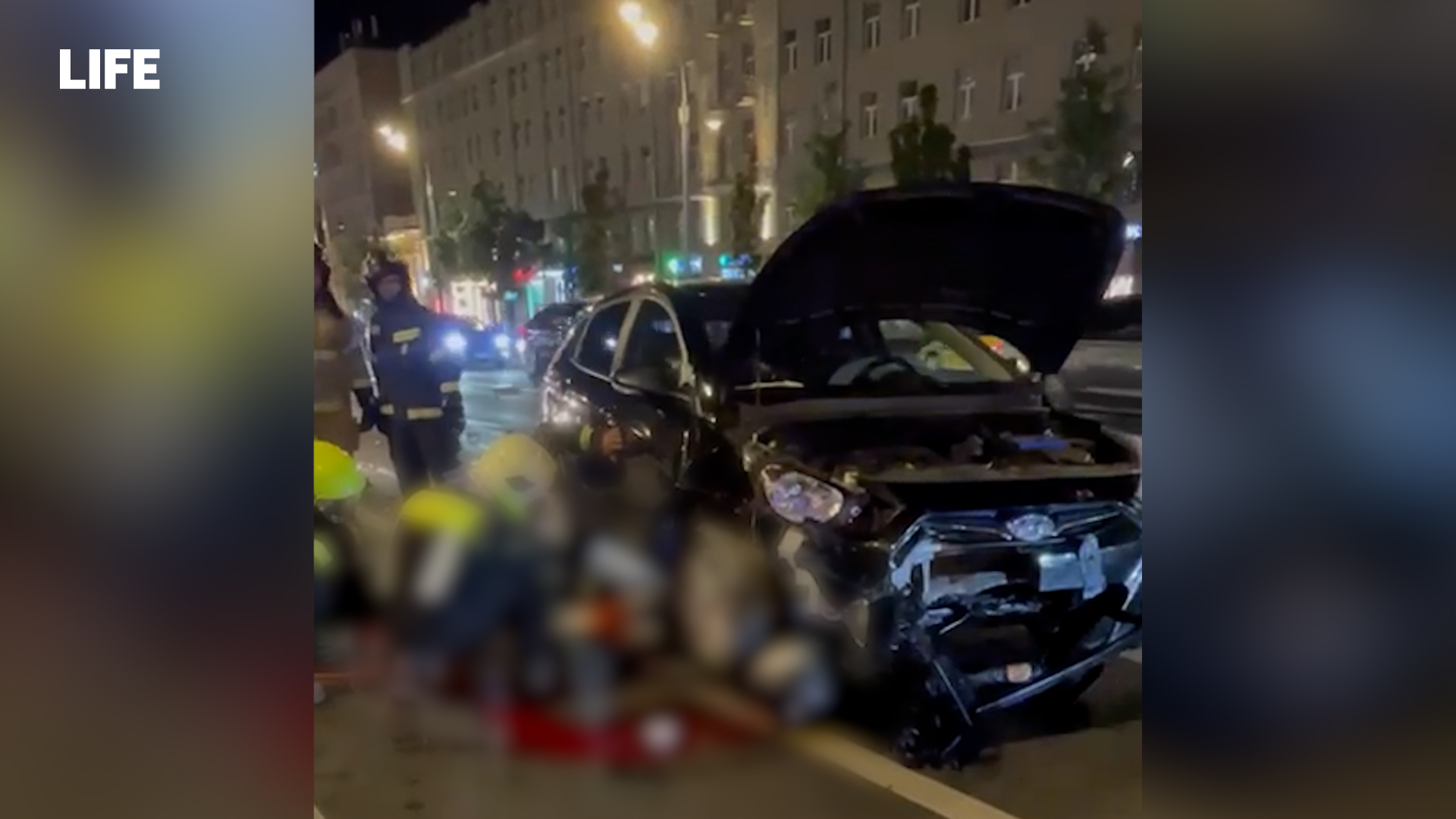 Кадры последствия смертельного ДТП с мотоциклистом в центре Москвы попали на видео