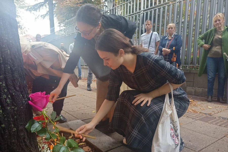 Жители Белграда принесли цветы и свечи к Посольству РФ. Фото © Twitter / Vladimi03721352