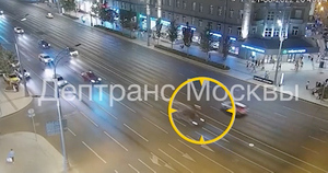 Мотоциклист разбился насмерть в ДТП с двумя легковушками на Смоленской площади в Москве