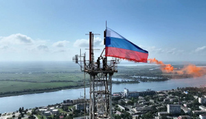 Огромный триколор повесили на самой высокой точке Херсона ко Дню флага России