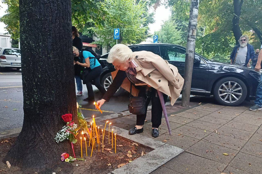 <p>Жители Белграда принесли цветы и свечи к Посольству РФ. Обложка © Twitter / <a href="https://twitter.com/Vasilisa_2_0" target="_blank" rel="noopener noreferrer">Vasilisa_2_0</a></p>