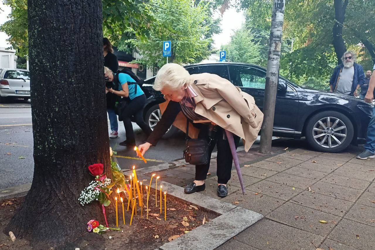 У Посольства РФ в Белграде зажгли свечи в память о трагически погибшей Дарье Дугиной