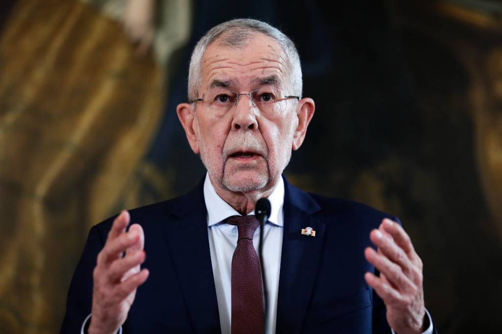 Президент Австрии получил сотрясение мозга на прогулке в горах