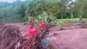 Мощное наводнение на западе Китая унесло жизни 26 человек