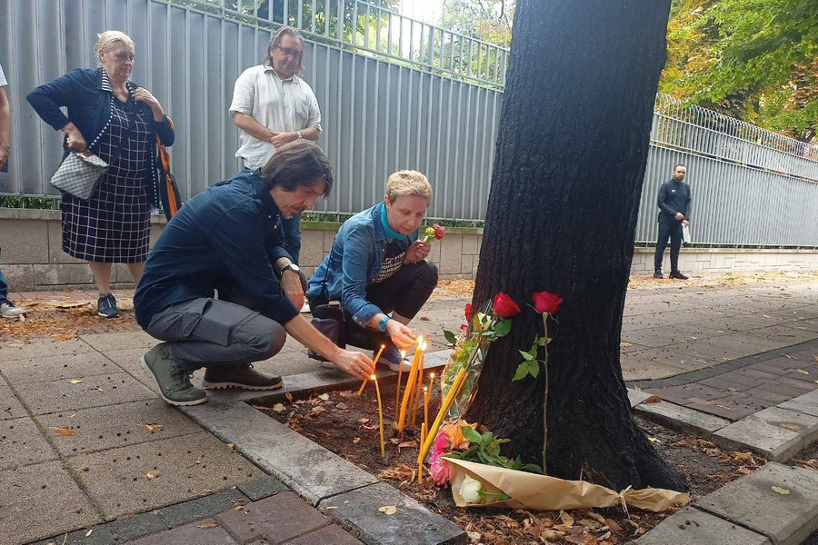 Жители Белграда принесли цветы и свечи к Посольству РФ. Фото © Twitter / Vasilisa_2_0
