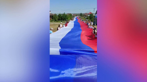 Жители Оренбуржья развернули триколор длиной 1300 метров ко Дню флага России