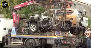 Появилось видео эвакуации сгоревшей машины Дугиной с места взрыва в Подмосковье