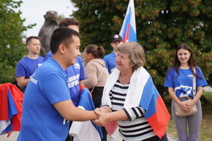 Активисты "Единой России" раздали более трёх тысяч флагов России в Мариуполе и Купянске
