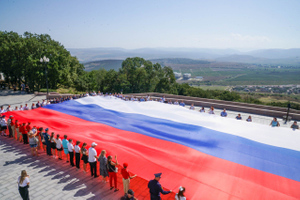 Батл триколоров в разгаре: На Сапун-горе в Севастополе развернули флаг России длиной 56 метров