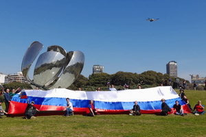 Российский триколор в честь Дня флага развернули в центре Буэнос-Айреса