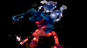 В Петербурге "Волонтёры Победы" осветили в цветах триколора макет Медного всадника