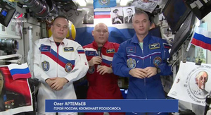 Российские космонавты с борта МКС поздравили соотечественников с Днём флага