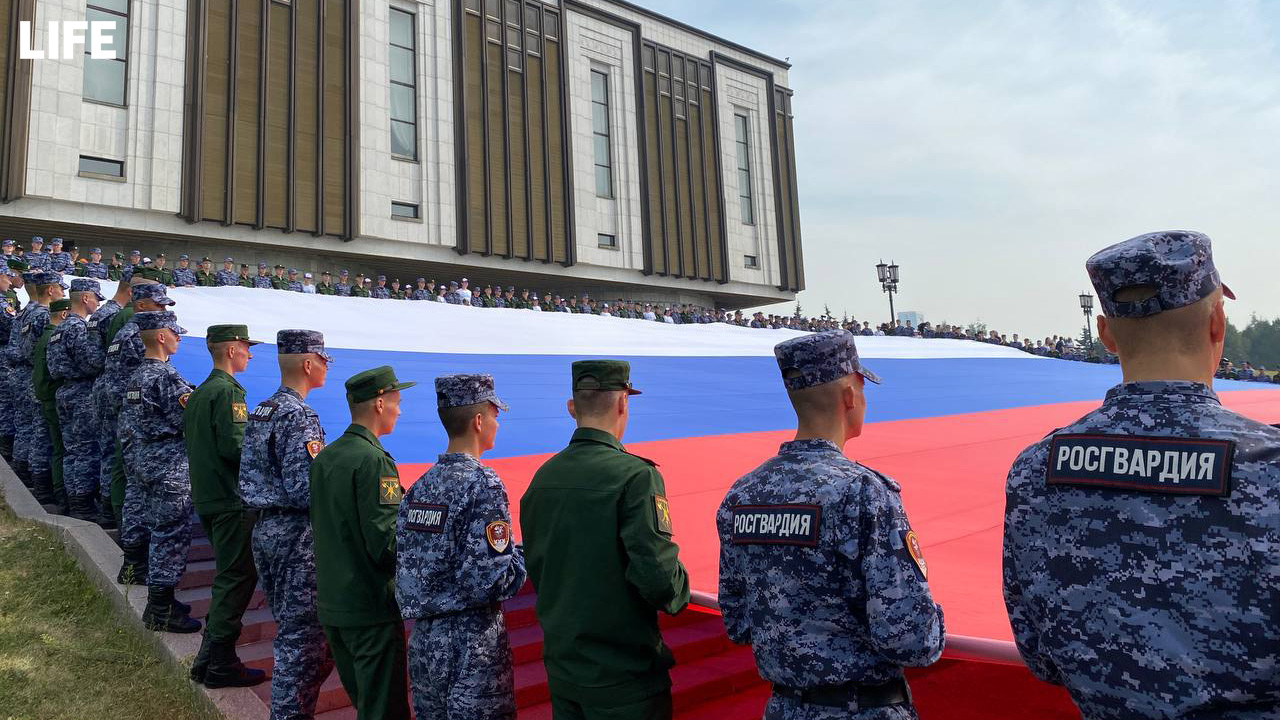 Момент развёртывания 40-метрового российского флага. Фото © Лайф