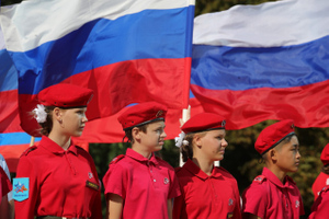 Военнослужащие ЮВО и юнармейцы отметили День флага в Ростове-на-Дону