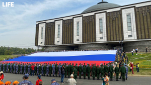 На Поклонной горе в Москве развернули самый большой российский флаг