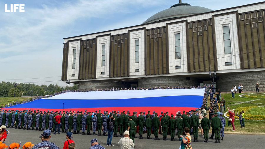 Момент развёртывания 40-метрового российского флага. Обложка © Лайф