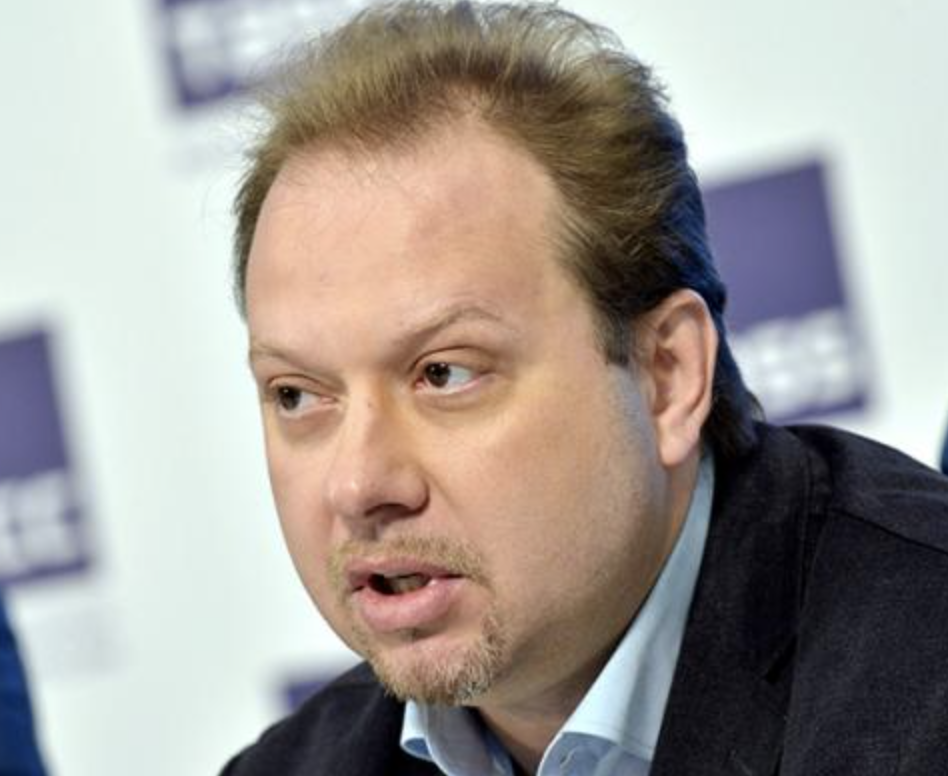<p>Илья Пономарёв решился "вписаться" в это дело, чтобы погреть руки и напомнить о себе. Тут нет хитрого плана, этот человек живёт по принципу "хайпану сегодня, чтобы не умереть завтра"</p>