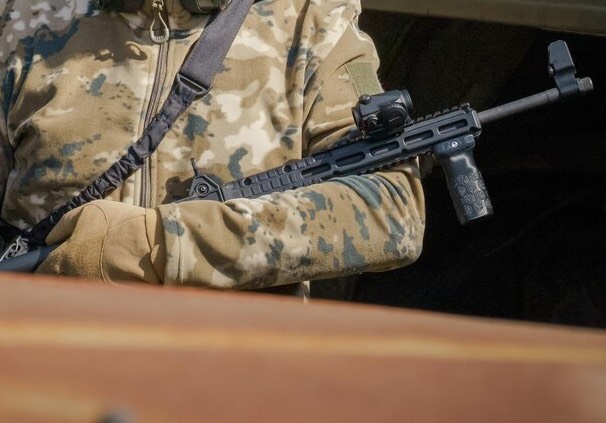 Участники нацбатальона Кракен разместились в школе под Харьковом