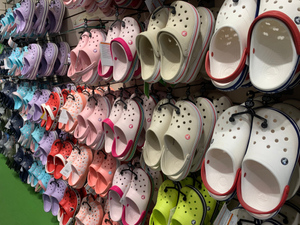 Магазины обуви Crocs снова открылись в России